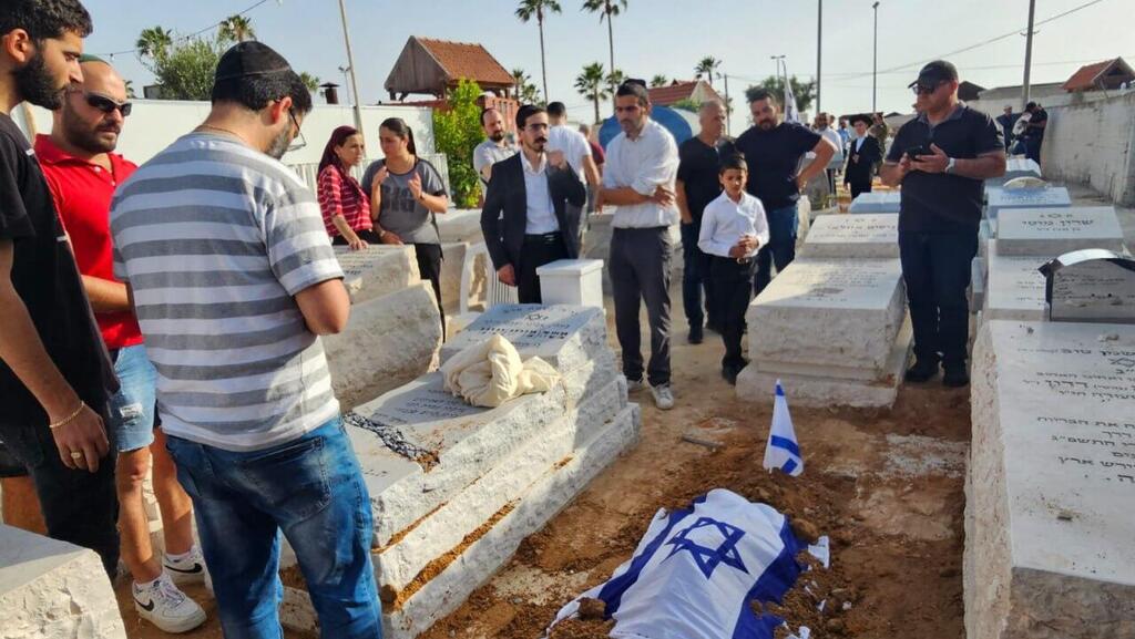 "חשבנו שהוא יחזור מג'רבה עם כלה, בסוף הוא חזר בארון". הלווייתו של אביאל חדאד, היום (צילום: חיים הורנשטיין) הלווייתו של אביאל חדאד שנרצח בבית הכנסת בתוניסיה