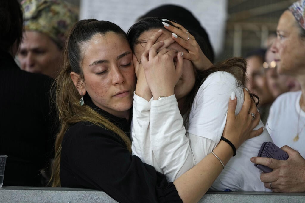 בני משפחה וחברים בוכים בעת הלווייתו של חדאד. "אדם שאי אפשר לתאר" (צילום: AP) הלווייתו של אביאל חדאד שנרצח בבית הכנסת בתוניסיה