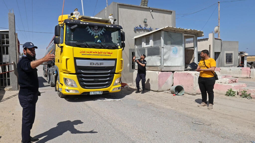 A truck enters Kerem Shalom Crossing (Photo: AFP) מעבר כרם שלום