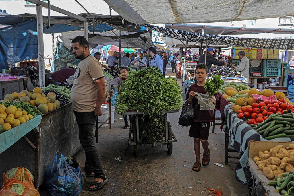 Lively business in Rafah's market (Photo: AFP) שוק ברפיח