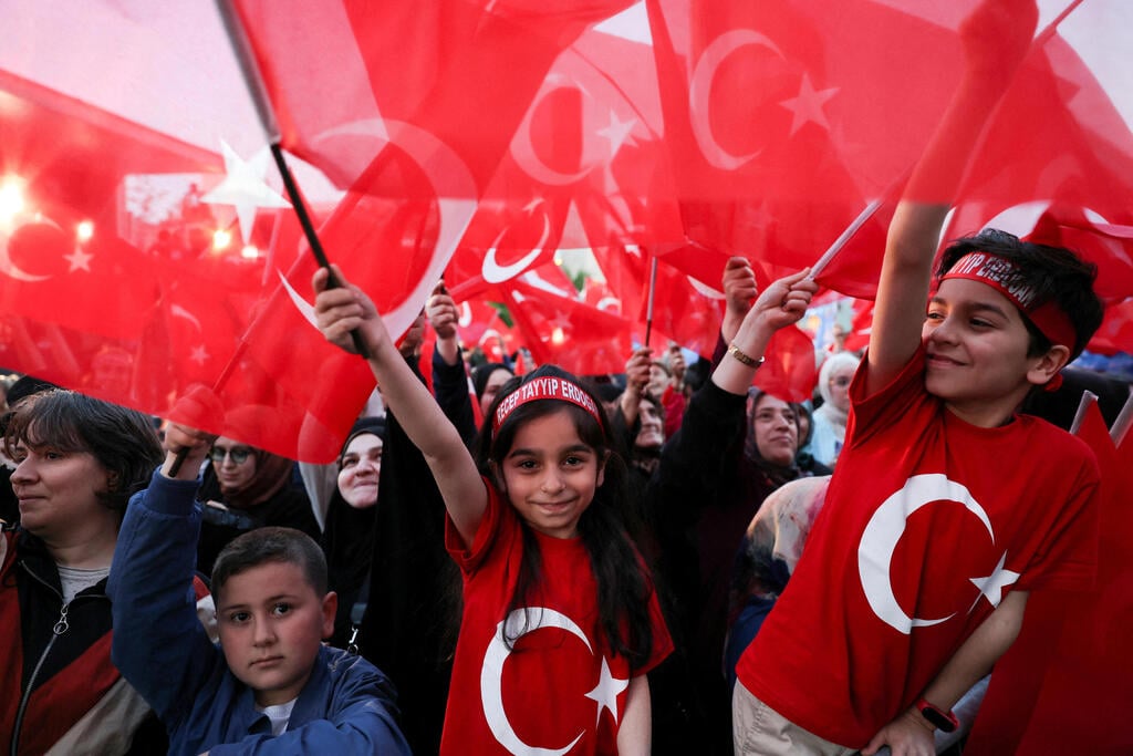 Erdogan supporters waiting for the results of the first round (Photo: Reuters) בחירות טורקיה מטה מפלגת השלטון של רג'פ טאיפ ארדואן מחכים לתוצאות