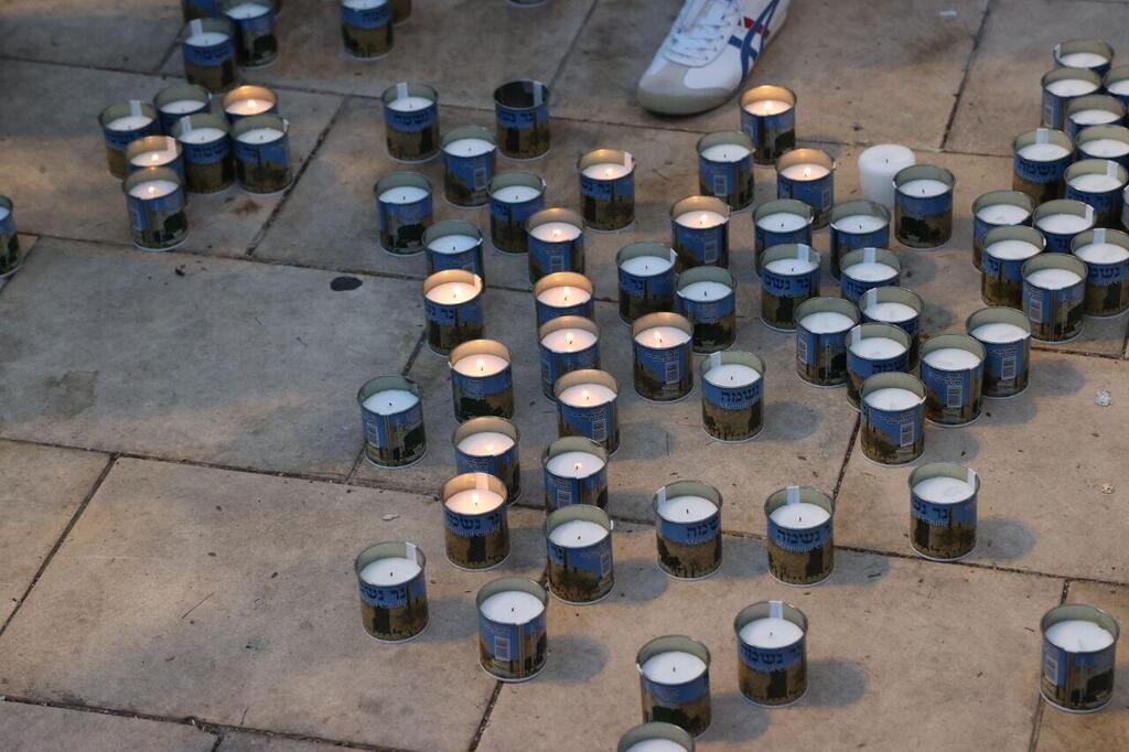 נרות זיכרון בכיכר הבימה אחרי מותה של גרימברג (צילום: מוטי קמחי ) התכנסות לזכרה של יעל גרינברג ז"ל בכיכר הבימה, תל אביב