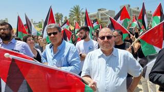 חבר הכנסת עופר כסיף עם דגל פלסטין ביום הנכבה באוניברסיטת תל אביב