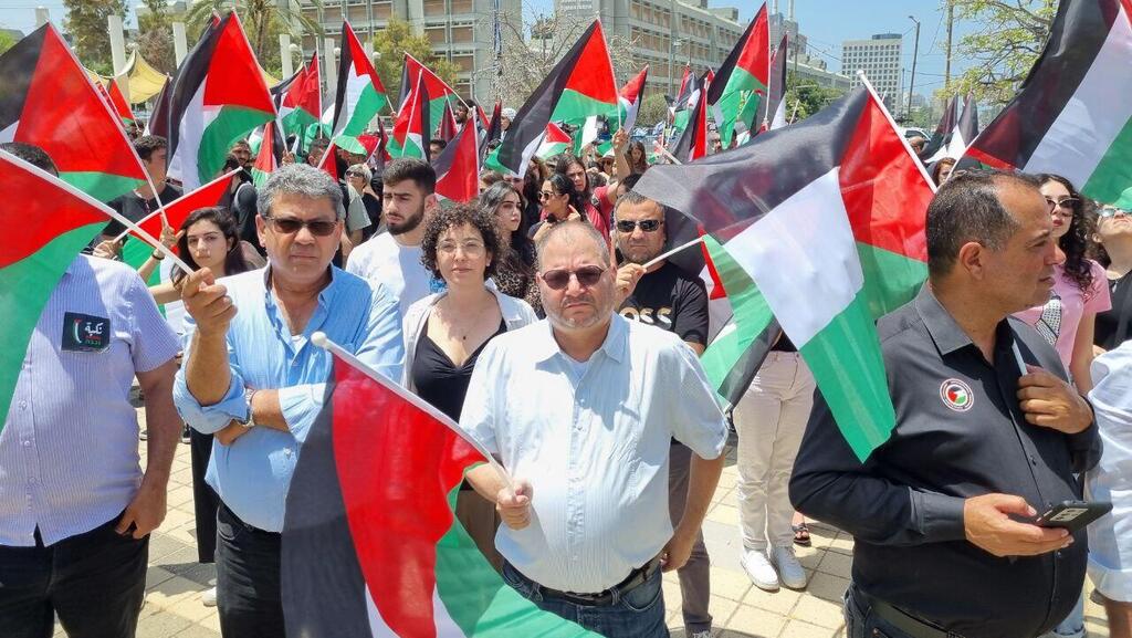 חבר הכנסת עופר כסיף עם דגל פלסטין ביום הנכבה באוניברסיטת תל אביב