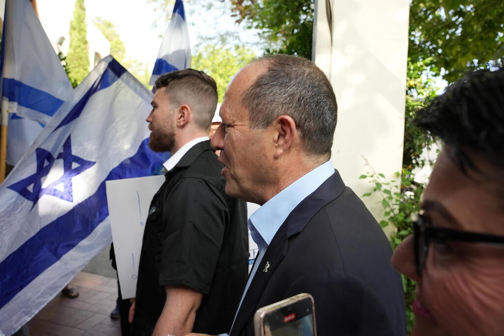 גם הוא חטף. ניר ברקת (צילום: אפי שריר) מאבטחיו של ניר ברקת מרחיקים מפגינים באלימות בכפר בלום