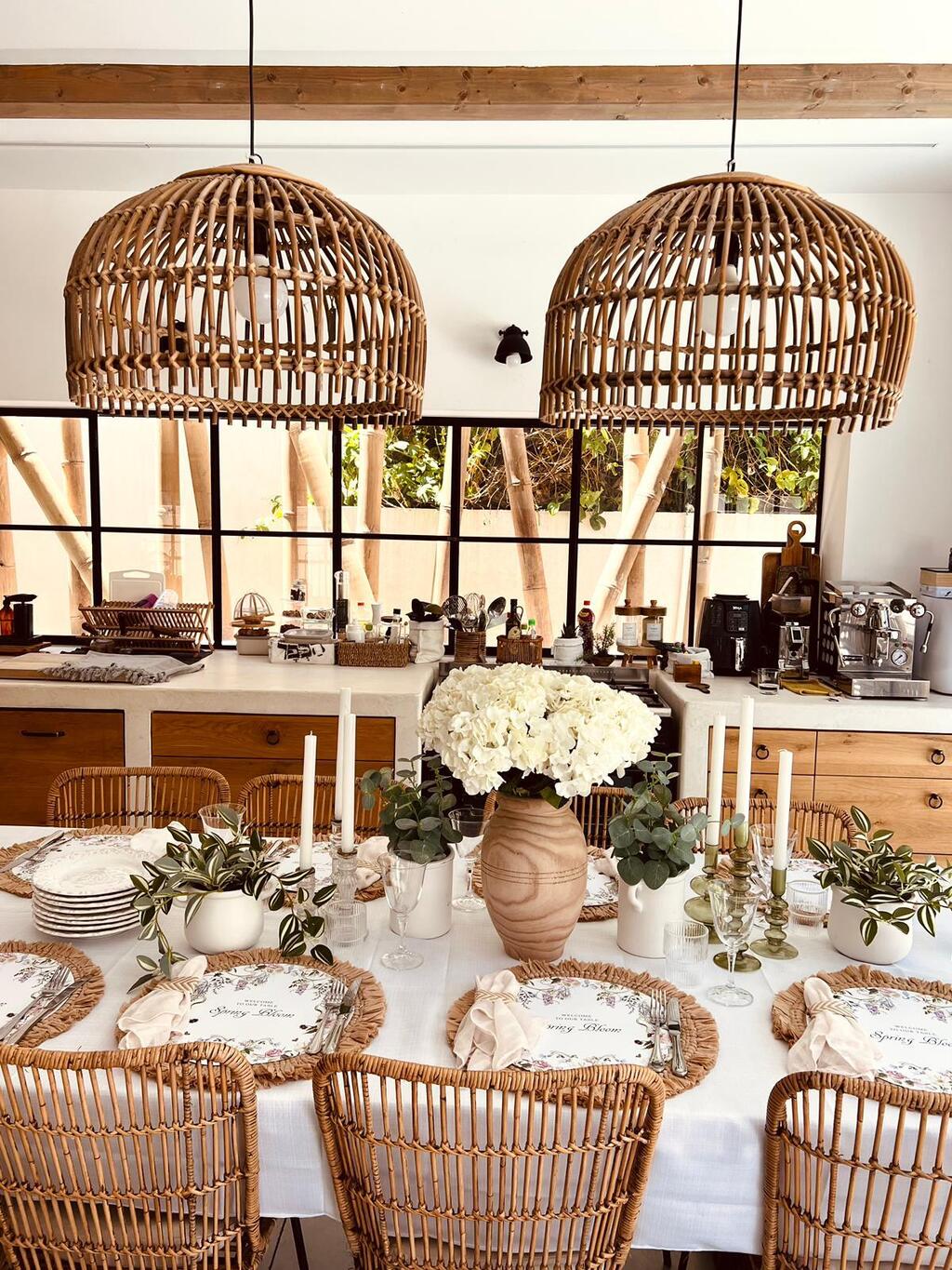 סידור שולחן שבועות לבן עם נגיעות של חומרים מהטבע, עיצוב: גלי ליבנה (צילום: יח"צ) סידור שולחן לבן עם נגיעות של חומרים מהטבע, עיצוב גלי לבנה