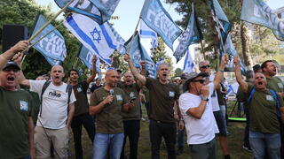 מחאת המילואימניקים מחוץ לביתו של יצחק גולדקנופף נגד "חוק ביזת הארנונה"