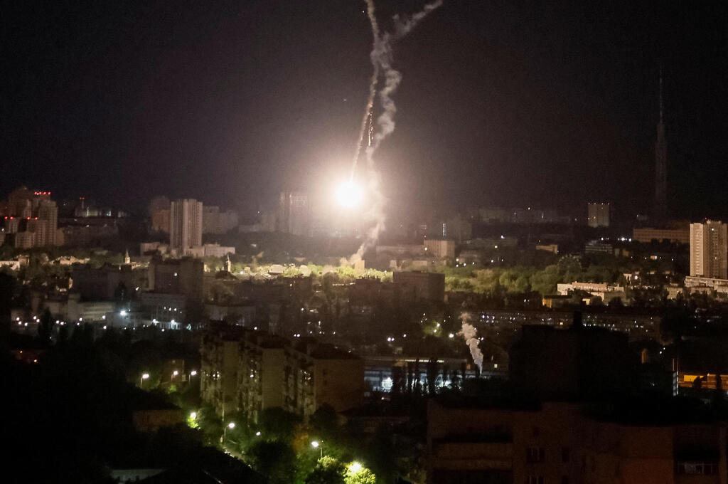 פיצוצים ויירוטים בקייב, הלילה. מתקפה שמינית תוך כשבועיים (רויטרס) תיעוד התקיפה הרוסית בקייב