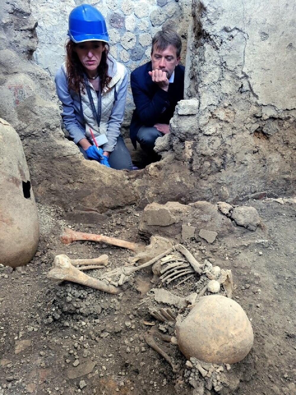 צוות הארכיאולוגים בוחן את אחד השלדים שנחשפו בפומפיי