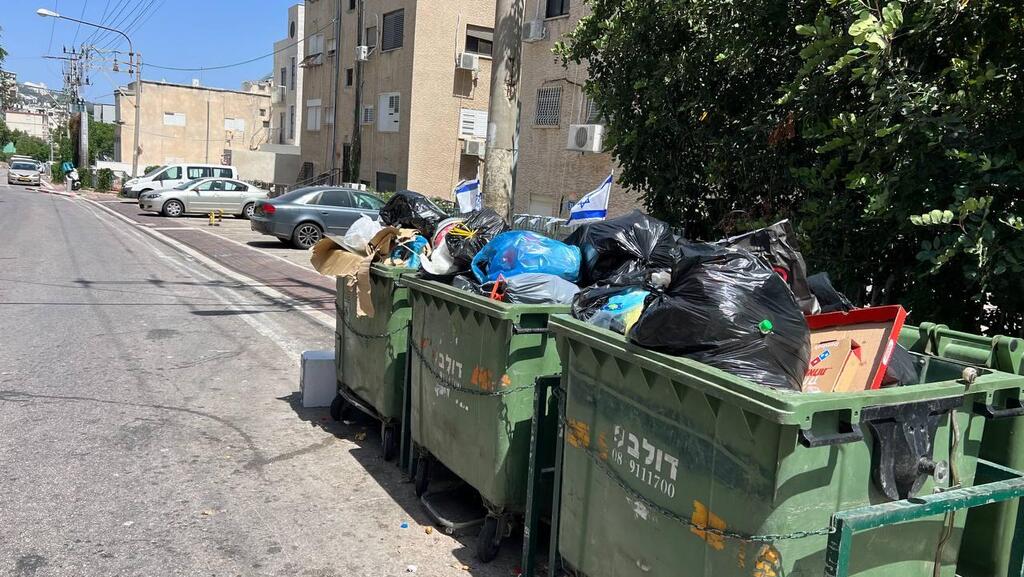 וכך זה נראה בחיפה (צילום: איתן גליקמן) בעקבות השביתה - האשפה הנערמת בכניסה לחיפה