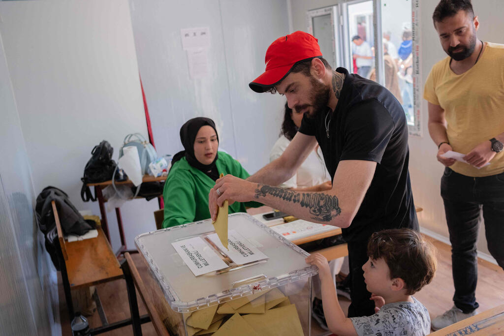 שיעורי הצבעה גבוהים, עם אנשים שנסעו שעות כדי לשים את הקול בקלפי. מצביעים באחד המחוזות שנפגעו ברעידה (צילום: AFP) הטאי, טורקיה