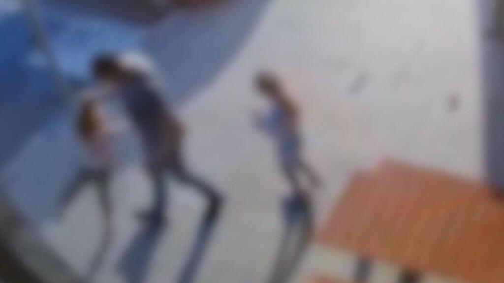 "מושך בשיער, בועט ומכניס בכוח לרכב". מתוך תיעוד תקיפת הילדה תיעוד: מורה מכה את ילדיו ביישוב טמרה