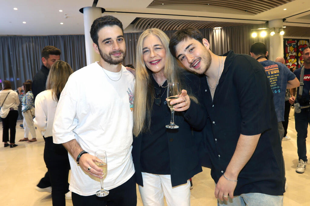 מתלווים לאמא. ענת עצמון והבנים ליאם ואלעד (צילום: ענת מוסברג ) לולולמון