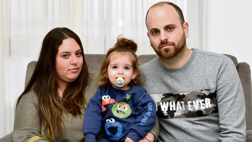 "אנחנו מנסים לחסוך איפה שאפשר". משפחת רוזנר (צילום: שרון צור ) משפחת רוזנזר