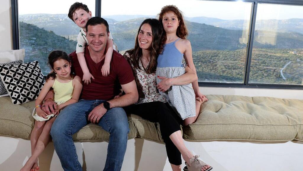 ''קרוב ליצהר, אבל רחוק מנטלית''. עם משפחתו בביתם בקדומים (צילום: שאול גולן) יהונתן צור עם משפחתו בביתם בקדומים
