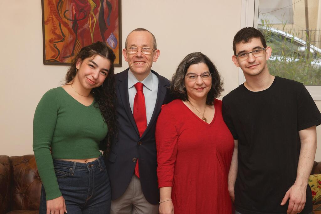 "לגישתי הם אמורים להחליט בעצמם, ללמוד ליפול ולקום". עם הילדים יונתן ותמרה
<br> (צילום: יריב כץ) מיכל ורון קרייטלר