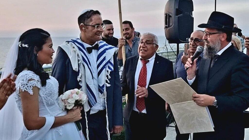 כפיר לוי ובת זוגו תקווה בחתונתם (צילום: צעירי אגודת חב"ד) כפיר לוי ובת זוגתו תקווה בחתונתם