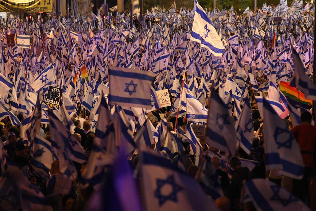 מחאה נגד ההפיכה המשטרית בקפלן. ''הדיקטטורה שאני נלחם בה היא הדיקטטורה על בעלי החיים'' (צילום: יובל חן) הפגנה נגד ההפיכה המשפטית בקפלן, תל אביב