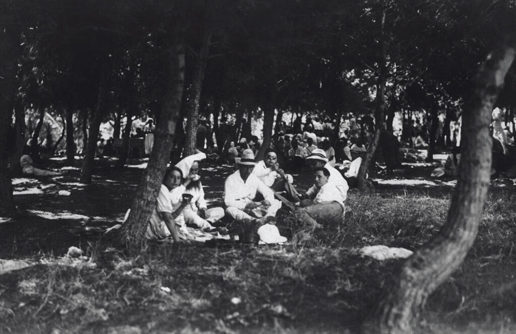 חלוצים במנוחה ביער חולדה בשנת 1924