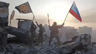 שכירי חרב לוחמים של קבוצת וגנר עם דגל רוסיה ב בחמוט אוקראינה