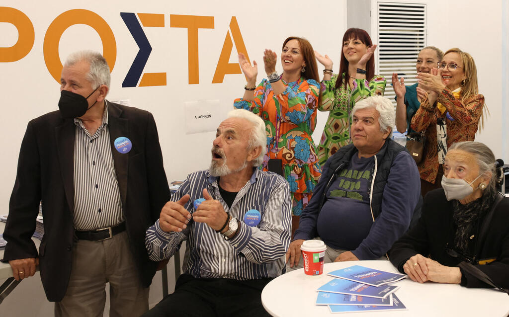 תומכי רה"מ מתבשרים על תוצאות המדגמים המנבאות להם ניצחון בסיבוב הזה (צילום: רויטרס) יוון בחירות תומכי המפלגה השמרנית "הדמוקרטיה החדשה" מגיבים למדגמים הראשונים