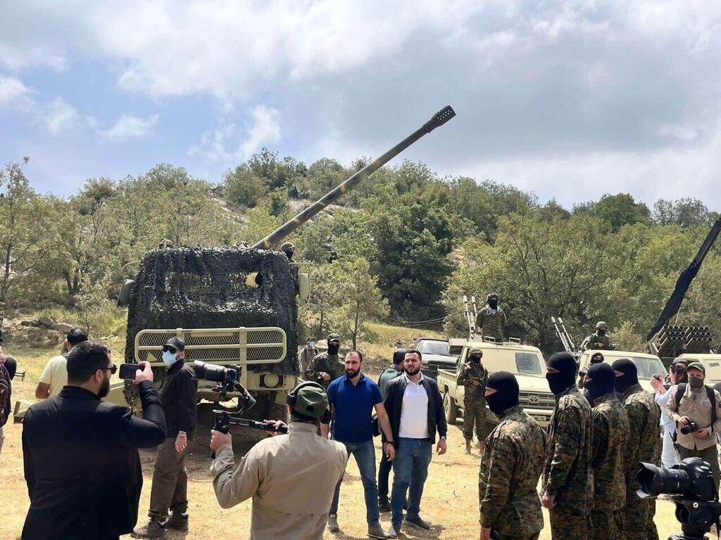 מפגן ראווה ותמרון צבאי של חזבאללה בדרום לבנון