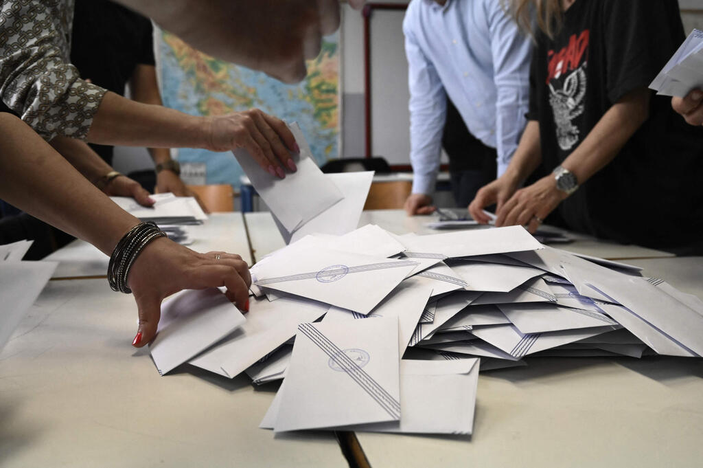 סופרים קולות באתונה (צילום: AFP) יוון בחירות ספירת קולות