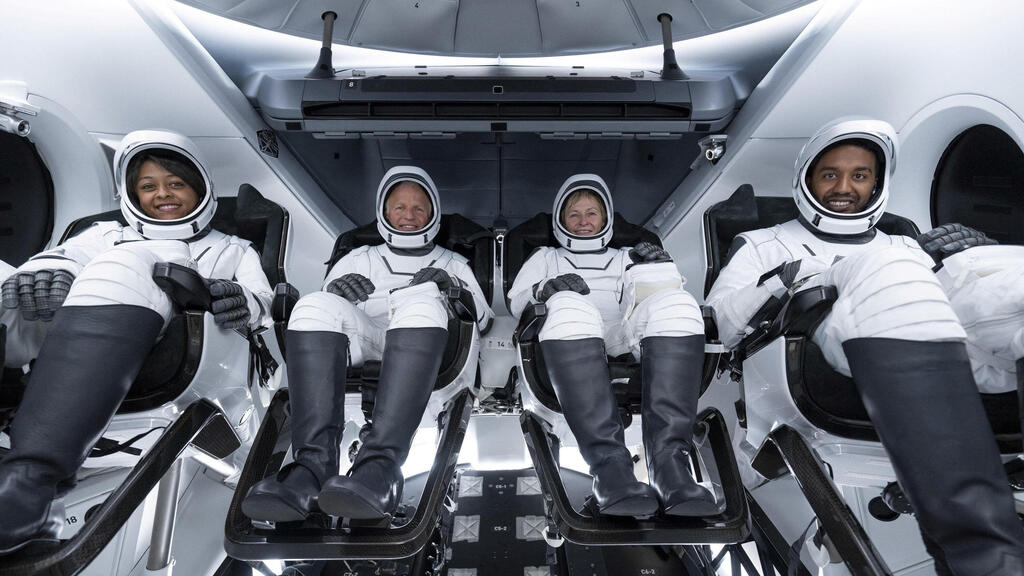 רייאנה ברנאווי (משמאל) בהכנות בחללית הדרגון