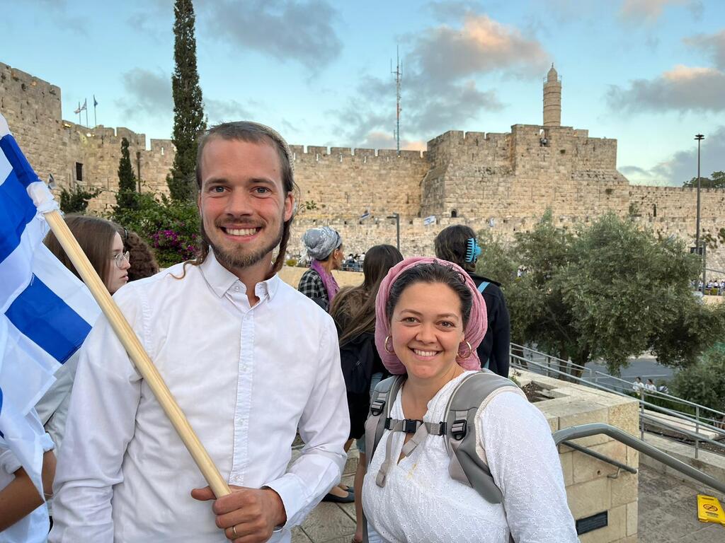 דניאל בן אליהו לצד אשתו הודיה ביום ירושלים