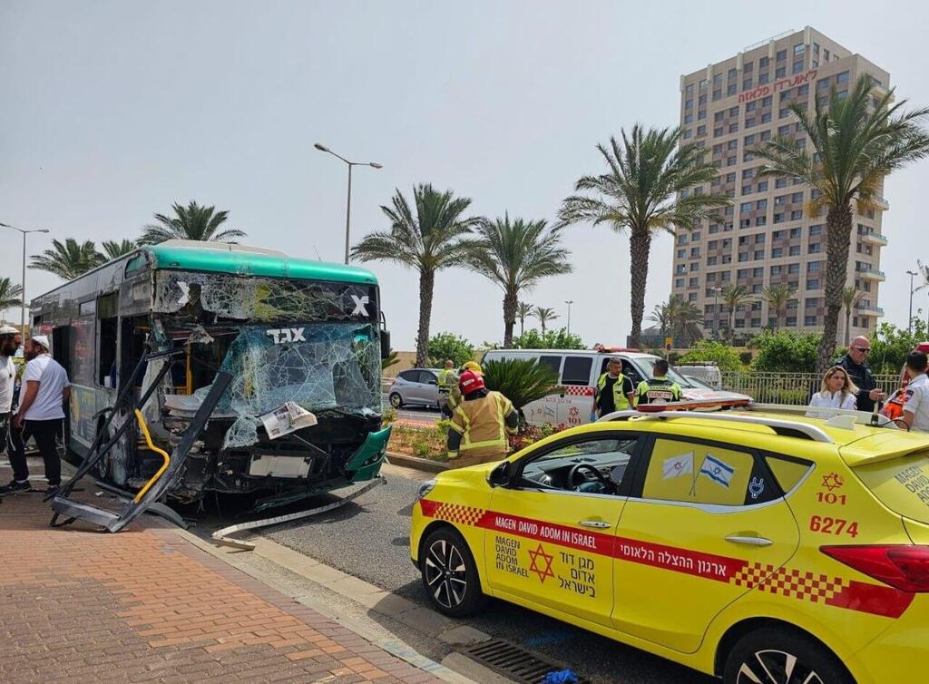 האוטובוס, אחרי התאונה בחיפה (צילום: דוברות מד"א) זירת התאונה