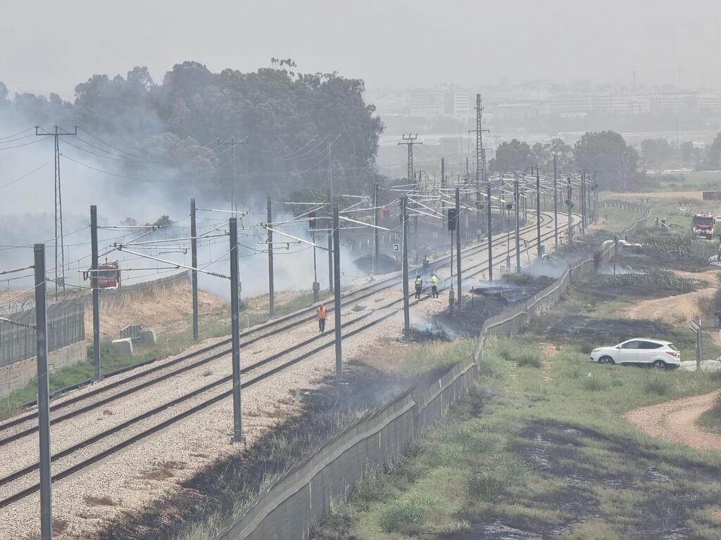 השריפה ליד פסי הרכבת ( צילום: שמוליק דודפור) שריפת חורש ליד צומת סגולה פתח תקווה