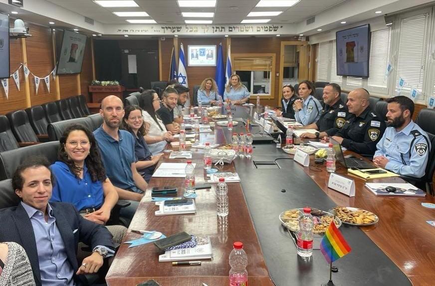 המפכ"ל שבתאי עם חברי ארגוני קהילת הלהט"ב (צילום: דוברות המשטרה) מפכ״ל המשטרה רב ניצב יעקב שבתאי נפגש עם ארגוני הקהילה הגאה