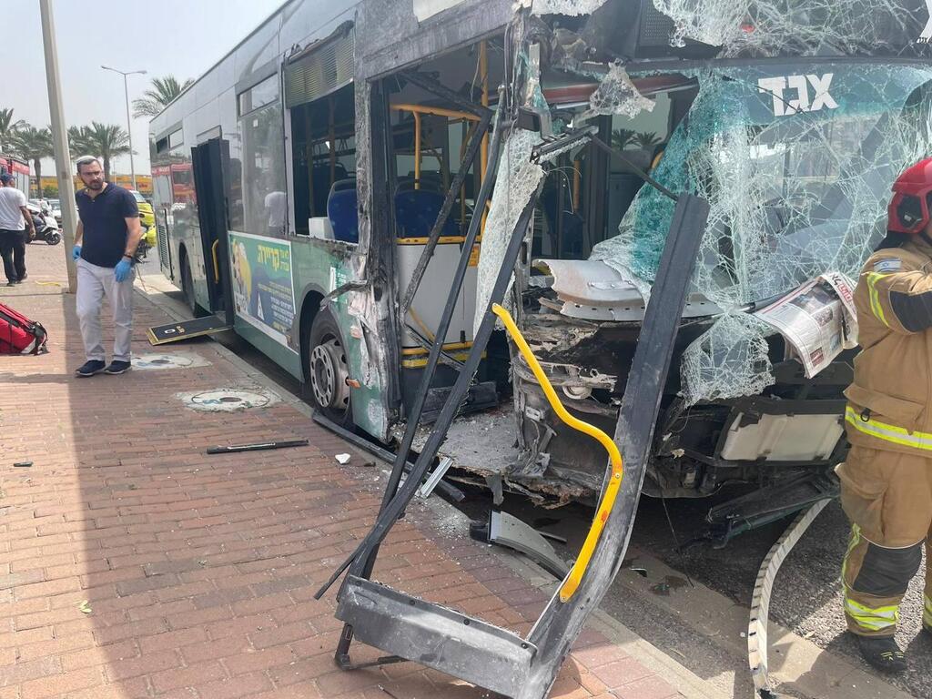 הנזק הכבד שנגרם לאוטובוס (צילום: איתן גליקמן) זירת התאונה