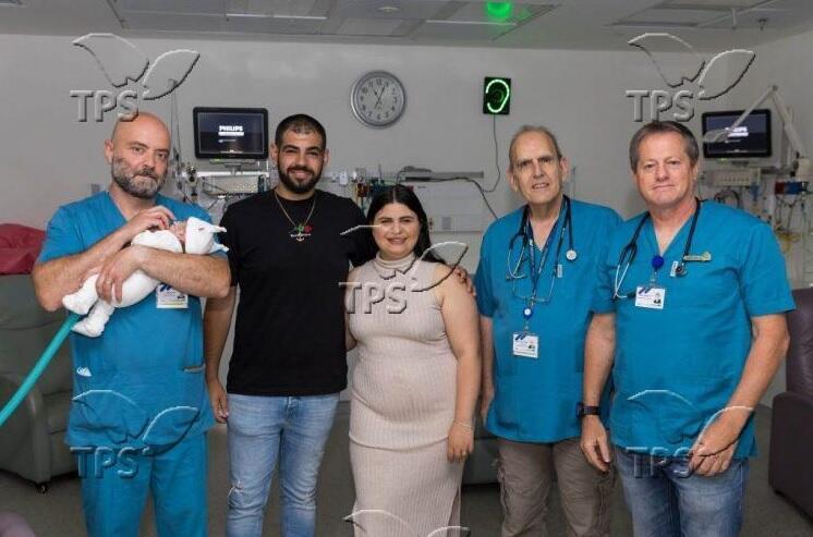 Yuval and Amir Ganeh with their baby and the hospital staff 