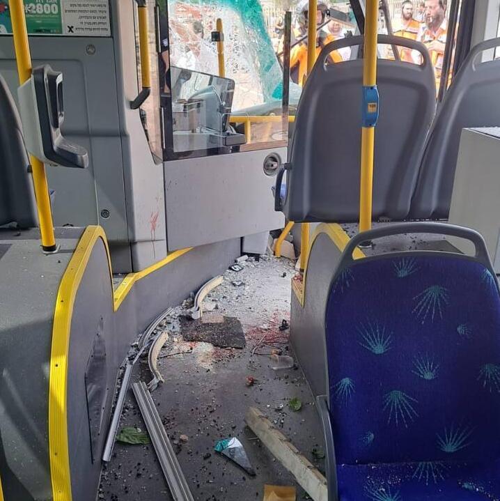 Автобус врезался в стену в Хайфе: 12 человек доставлены в больницы