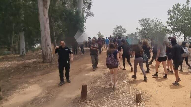 פינוי תלמידים שהיו באזור השריפה שריפת חורש ליד צומת סגולה פתח תקווה