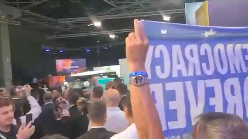 מפגינים נגד המהפכה המשפטית מפריעים לנאומו של ניר ברקת בכנס באקספו תל אביב