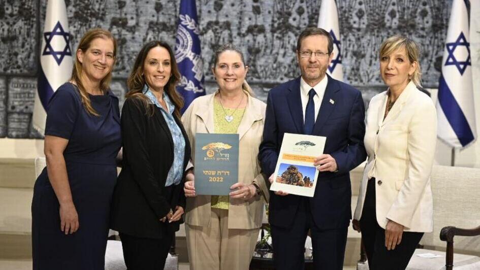 הנשיא ורעייתו לצד נציגות העמותה (צילום: אלי חנניה) הנשיא ורעייתו יחד עם הדו"ח ונציגות נטל
