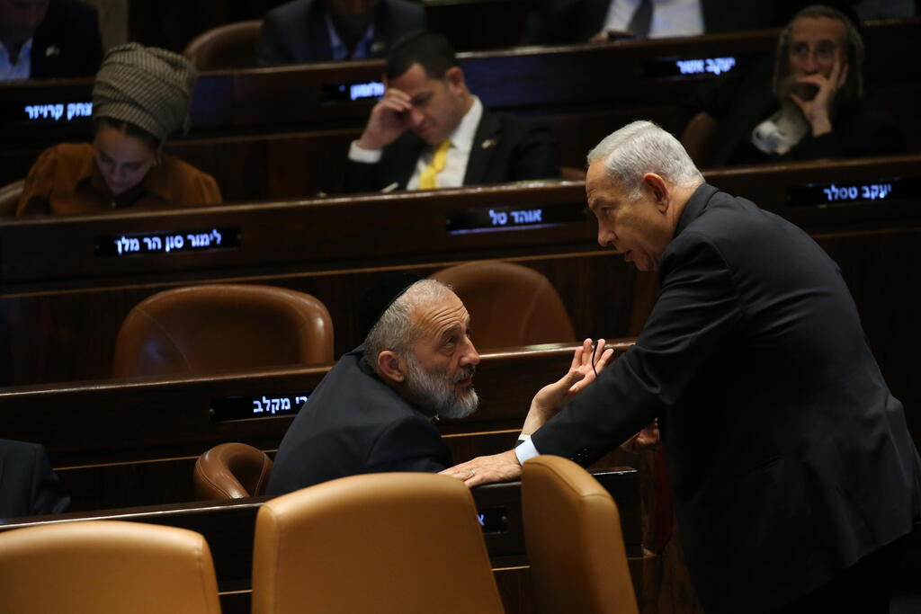 נתניהו ודרעי. רה"מ מקווה שהוא יצליח לפרק את ההתנגדות ביהדות התורה (צילום: עמית שאבי) מליאת הכנסת