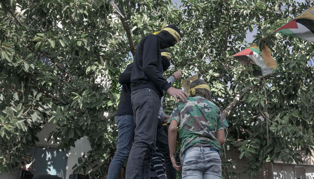 "לפני יציאה", מתוך התערוכה "מה אפשר לומר" (עודד ידעיה תערוכה מה אפשר לומר) "לפי יציאה", מתוך התערוכה "מה אפשר לומר"