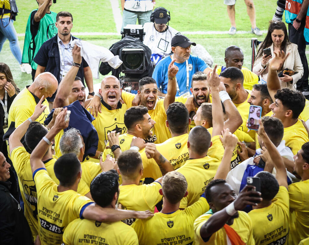 יוסי אבוקסיס ושחקני בית"ר חוגגים את הזכייה בגביע