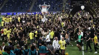Beitar Jerusalem fans storm the pitch 