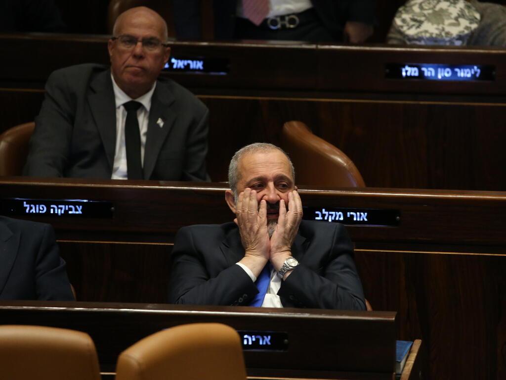 אריה דרעי. תולש שערות מרוב תסכול (צילום: עמית שאבי) מליאת הכנסת