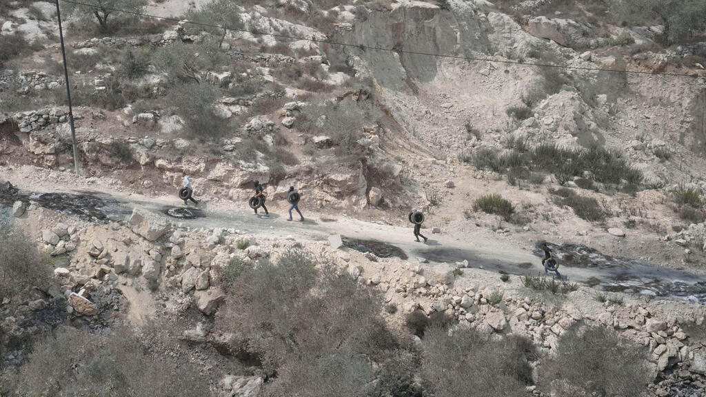 "בדרך להר סביח", מתוך התערוכה "מה אפשר לומר" (צילום: עודד ידעיה) "בדרך להר סביח", מתוך התערוכה "מה אפשר לומר"