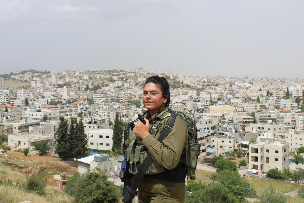 Captain Linoy Dimri near Bethlehem (Photo: Shmuel Munitz) סרן לינוי דמרי ליד בית לחם