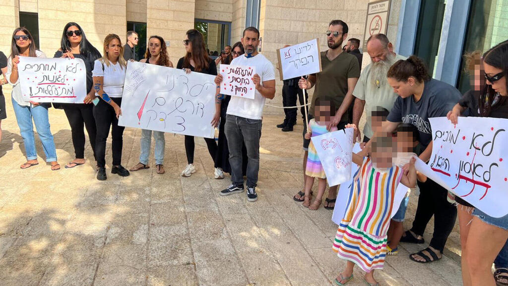 הורים מפגינים מחוץ לבית המשפט השלום באילת בזמן הארכת המעצר לגננת