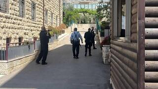 המשטרה מפנה את ההורים שהתנגדו להצגת דגל ישראל בטקס בבית חנינא