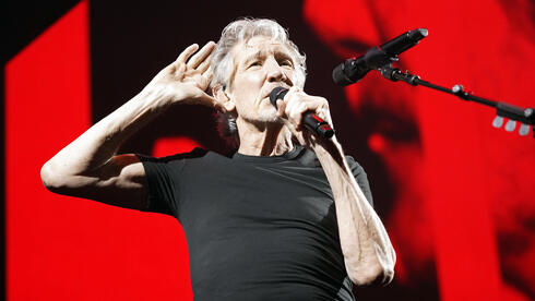 Roger Waters sent his staff antisemitic emails, mocked musician whose ...