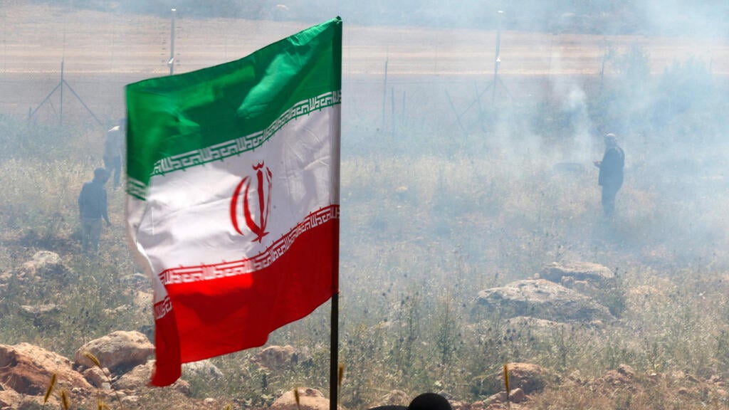 Iranian flag in Lebanon (Photo: AFP) דגל איראן בדרום לבנון