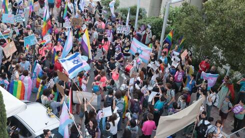 "אנחנו לא מחלה": מחאה מול השקת הספר נגד טרנסג'נדרים